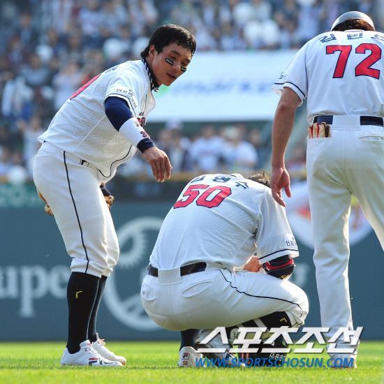 
	2010,10,10

PO3���� �λ�-�Ｚ

���� �赿�ִ�.

8�� ������ PO3�������� �λ� �������� ������ȸ�� �츮�� ���ߴ�.

�������� 4-2�� ���� �ִ� 3ȸ�� 1�� 1,3���� ���� ��ȸ���� ����Ÿ�� �� �߰��� ������ ���� ���Ҵ�.

1�翡�� �ƿ��� �������� �׶��忡 �ɾ� �Ͼ�� �ʰ� �ִ�.

���=������ ���� basser@sportschosun.com


