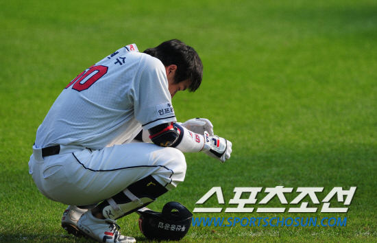 
	����������

2010�� 10�� 10��

10�� ��ǿ��� ���� �Ｚ�� �λ��� �÷��̿��� 3�������� 3ȸ�� 1�� 1,3�翡�� ����Ÿ�� �� ���� ��ȸ�� ���� �λ� �������� �׶��忡 ���� �ɾ� �ִ�.

���= ���� ���� kyungmin@sportschosun.com


