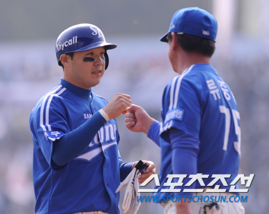 
	10�� ��ǿ��� ���ξ߱� �÷��̿��� 3���� �Ｚ-�λ� ��Ⱑ ���ȴ�. �Ｚ 1ȸ�� 1�� ���翡�� �������� 2Ÿ�� ����Ÿ�� �ƴ�. �̴��� ��ġ�� ������ ��ġ�� �������̺긦 ������ �ִ� ������.

���=������ ���� songs@sportschosun.com


