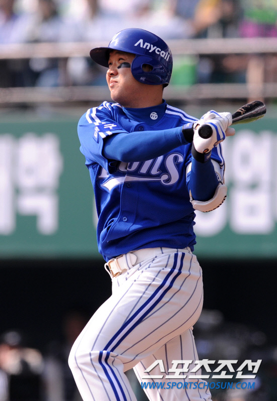 
	10�� ��ǿ��� ���ξ߱� �÷��̿��� 3���� �Ｚ-�λ� ��Ⱑ ���ȴ�. �Ｚ 1ȸ�� 1�� ���翡�� �������� 2Ÿ�� ����Ÿ�� ������ �ִ�.

���=������ ���� songs@sportschosun.com


