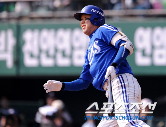 
	10�� ��ǿ��� ���ξ߱� �÷��̿��� 3���� �Ｚ-�λ� ��Ⱑ ���ȴ�. �Ｚ 1ȸ�� 1�� ���翡�� �������� 2Ÿ�� ����Ÿ�� ������ �ִ�.

���=������ ���� songs@sportschosun.com


