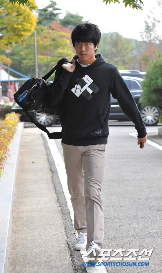 
	���������� 2010.10.10.

�迵���� �ָ� �ܹ��� ��ġ�� 10�� ����NF��  �Լ��ϰ� �ִ�. ������ 13�� ������ ���� ���� ����NFC�� �Լ��Կ� ���� �ؿ��� 11���� �Բ� ���ú��� ���� 12�� �������� �յΰ� ��������  �Ʒÿ� ������ �����̴�.

����NFC=�����ʱ��� young@sportschosun.com


