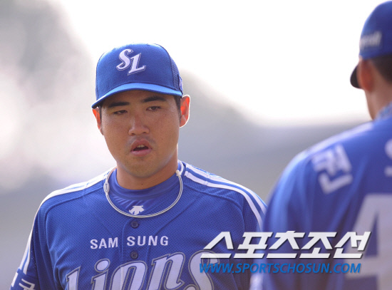 
	2010.10.10/

10�� ��ǿ��� ���ξ߱� �÷��̿��� 3���� �Ｚ-�λ� ��Ⱑ ���ȴ�. �Ｚ ���� ������� 3ȸ�� �ǿ������� ��ü�ǰ� �ִ�.

���=������ ���� songs@sportschosun.com


