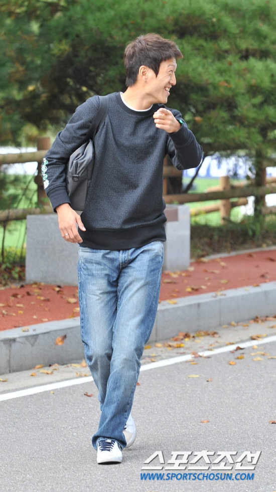 
	���������� 2010.10.10.

����巡�� ��û���� �ָ� �ܹ��� ��ġ�� û������ ���� ����Ƽ �������� 10�� ����NFC�� �Լ��ϰ� �ִ�. ������ 13�� ������ ���� ���� ����NFC�� �Լ��Կ� ���� �ؿ��� 11���� �Բ� ���ú��� ���� 12�� �������� �յΰ� ��������  �Ʒÿ� ������ �����̴�.

����NFC=�����ʱ��� 

young@sportschosun.com


