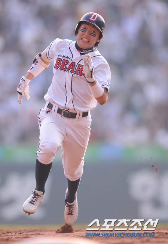 
	2010.10.10/

10�� ��ǿ��� ���ξ߱� �÷��̿��� 3���� �Ｚ-�λ� ��Ⱑ ���ȴ�. �λ� 4�� 1�� 1,2�翡�� �������� 2Ÿ�� 3��Ÿ�� ġ�� 3�縦 ���� ���� �����ϰ� �ִ�.

���=������ ���� songs@sportschosun.com


