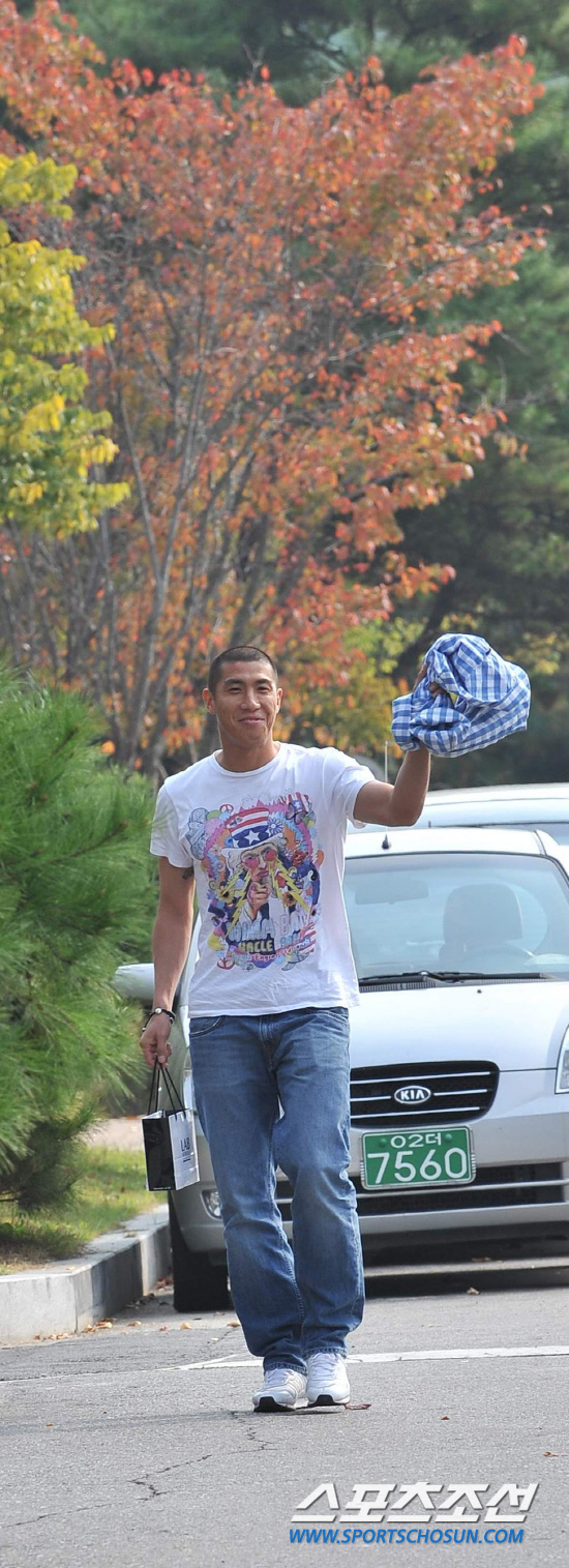 
	���������� 2010.10.10.

���̳����� ���θ��� �ָ� �ܹ��� ��ġ�� 10�� ����NF�� ���� ǥ������ �Լ��ϰ� �ִ�. ������ 13�� ������ ���� ���� ����NFC�� �Լ��Կ� ���� ���ú��� ���� 12�� �������� �յΰ� ��������  �Ʒÿ� ������ �����̴�.

����NFC=������ ���� young@sportschosun.com


