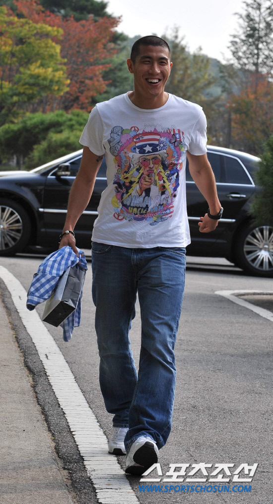 
	���������� 2010.10.10.

���̳����� ���θ��� �ָ� �ܹ��� ��ġ�� 10�� ����NF�� ���� ǥ������ �Լ��ϰ� �ִ�. ������ 13�� ������ ���� ���� ����NFC�� �Լ��Կ� ���� ���ú��� ���� 12�� �������� �յΰ� ��������  �Ʒÿ� ������ �����̴�.

����NFC=������ ���� young@sportschosun.com


