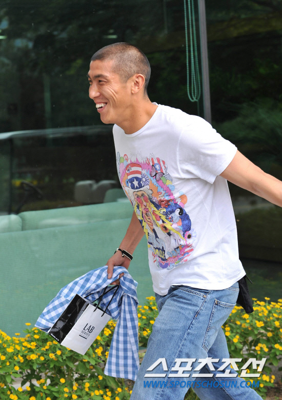 
	���������� 2010.10.10.

���̳����� ���θ��� �ָ� �ܹ��� ��ġ�� 10�� ����NF�� ���� ǥ������ �Լ��ϰ� �ִ�. ������ 13�� ������ ���� ���� ����NFC�� �Լ��Կ� ���� ���ú��� ���� 12�� �������� �յΰ� ��������  �Ʒÿ� ������ �����̴�.

����NFC=�����ʱ��� young@sportschosun.com


