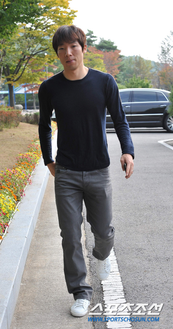 
	���������� 2010.10.10.

�������� �ָ� �ܹ��� ��ġ�� 10�� ����NF�� �Լ��ϰ� �ִ�. ������ 13�� ������ ���� ���� ����NFC�� �Լ��Կ� ���� ���ú��� ���� 12�� �������� �յΰ� ��������  �Ʒÿ� ������ �����̴�.

����NFC=������ ���� young@sportschosun.com


