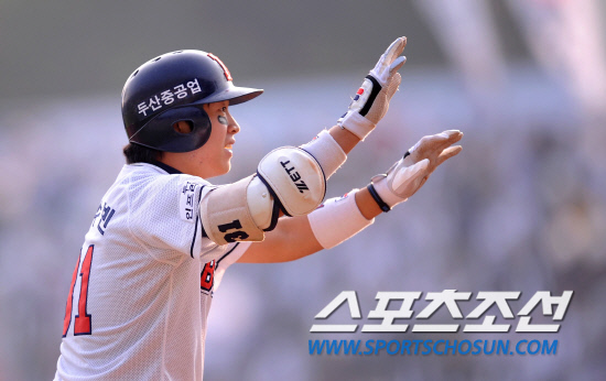 
	2010.10.10/

10�� ��ǿ��� ���ξ߱� �÷��̿��� 3���� �Ｚ-�λ� ��Ⱑ ���ȴ�. �λ� 4�� 1�� 1,2�翡�� �������� 2Ÿ�� 3��Ÿ�� ġ�� 3�翡�� �豤�� ��ġ�� �������̺긦 ������ �ִ�.

���=������ ���� songs@sportschosun.com


