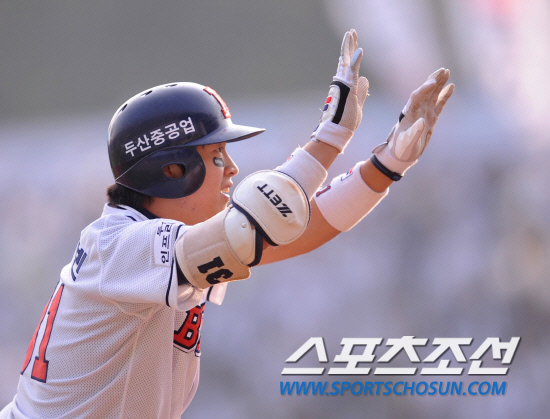 
	2010.10.10/

10�� ��ǿ��� ���ξ߱� �÷��̿��� 3���� �Ｚ-�λ� ��Ⱑ ���ȴ�. �λ� 4�� 1�� 1,2�翡�� �������� 2Ÿ�� 3��Ÿ�� ġ�� 3�翡�� �豤�� ��ġ�� �������̺긦 ������ �ִ�.

���=������ ���� songs@sportschosun.com


