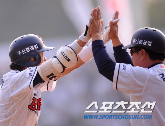 
	2010.10.10/

10�� ��ǿ��� ���ξ߱� �÷��̿��� 3���� �Ｚ-�λ� ��Ⱑ ���ȴ�. �λ� 4�� 1�� 1,2�翡�� �������� 2Ÿ�� 3��Ÿ�� ġ�� 3�翡�� �豤�� ��ġ�� �������̺긦 ������ �ִ�.

���=������ ���� songs@sportschosun.com


