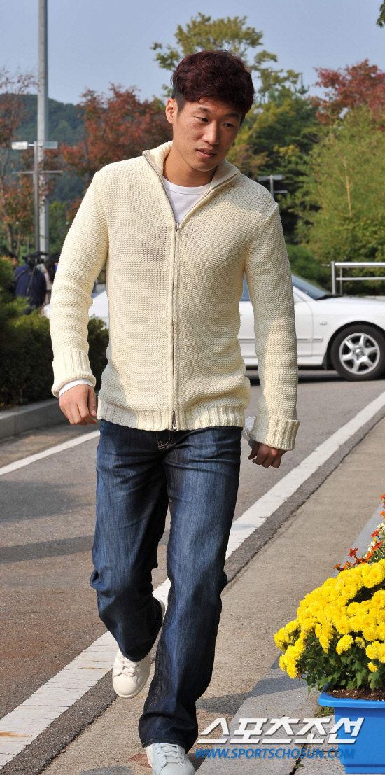 
	���������� 2010.10.10.

ĸƾ�� �������� �ָ� �ܹ��� ��ġ�� 10�� ����NF�� �Լ��ϰ� �ִ�. ������ 13�� ������ ���� ���� ����NFC�� �Լ��Կ� ���� ���ú��� ���� 12�� �������� �յΰ� ��������  �Ʒÿ� ������ �����̴�.

����NFC=�����ʱ��� young@sportschosun.com


