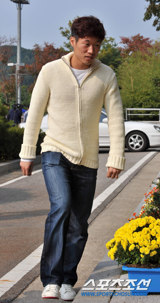 
	���������� 2010.10.10.

ĸƾ�� �������� �ָ� �ܹ��� ��ġ�� û������ ���̺��� ����� �������� 10�� ����NFC�� �Լ��ϰ� �ִ�. ������ 13�� ������ ���� ���� ����NFC�� �Լ��Կ� ���� �ؿ��� 11���� �Բ� ���ú��� ���� 12�� �������� �յΰ� ��������  �Ʒÿ� ������ �����̴�.

����NFC=�����ʱ��� 

young@sportschosun.com


