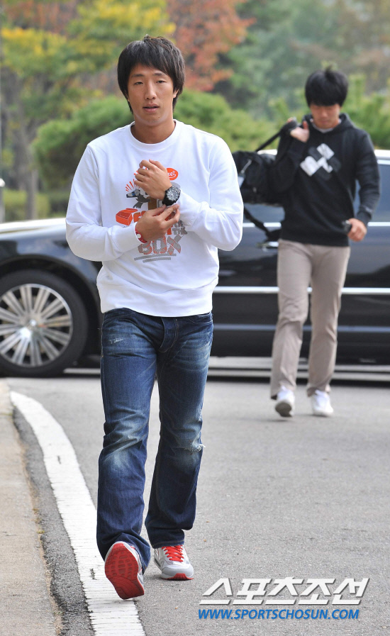 
	���������� 2010.10.10.

����ö�� �ָ� �ܹ��� ��ġ�� 10�� ����NF��  �Լ��ϰ� �ִ�. ������ 13�� ������ ���� ���� ����NFC�� �Լ��Կ� ���� ���ú��� ���� 12�� �������� �յΰ� ��������  �Ʒÿ� ������ �����̴�.

����NFC=�����ʱ��� young@sportschosun.com


