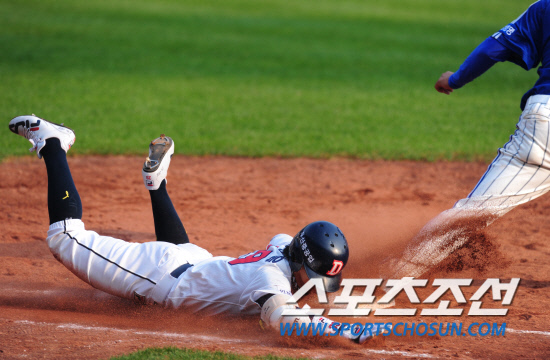 
	����������

2010�� 10�� 10��

10�� ��ǿ��� ���� �Ｚ�� �λ��� �÷��̿��� 3�������� 4ȸ�� 2�� 3�缭 �λ� �������� �׸����� �ַ��÷��̷� ����Ÿ�� ����Ű�� �ִ�.

���= ���� ���� kyungmin@sportschosun.com


