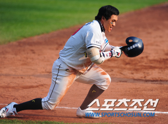 
	����������

2010�� 10�� 10��

10�� ��ǿ��� ���� �Ｚ�� �λ��� �÷��̿��� 3�������� 4ȸ�� 2�� 3�缭 �׸����� �ַ��÷��̷� ����Ÿ�� ������Ų �λ� �������� 1�缭 �Ͼ�� �ִ�.

���= ���� ���� kyungmin@sportschosun.com


