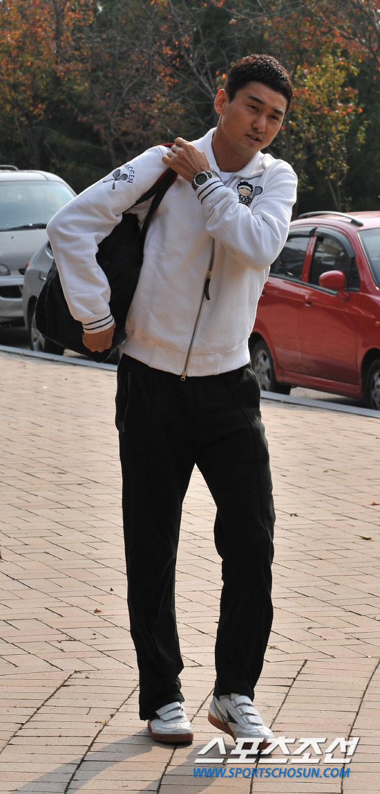 
	���������� 2010.10.10.

�������� �ָ� �ܹ��� ��ġ�� 10�� ����NFC�� �Լ��ϰ� �ִ�. ������ 13�� ������ ���� ���� ����NFC�� �Լ��Կ� ���� �ؿ��� 11���� �Բ� ���ú��� ���� 12�� �������� �յΰ� ��������  �Ʒÿ� ������ �����̴�.

����NFC=�����ʱ��� 

young@sportschosun.com


