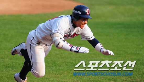 
	����������

2010�� 10�� 10��

10�� ��ǿ��� ���� �Ｚ�� �λ��� �÷��̿��� 3�������� 4ȸ�� 2�� 3�缭 �λ� �������� �׸����� �ַ��÷��̷� ����Ÿ�� ����Ű�� �ִ�.

���= ���� ���� kyungmin@sportschosun.com


