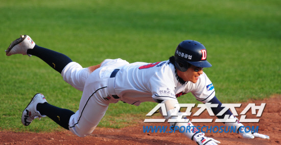 
	����������

2010�� 10�� 10��

10�� ��ǿ��� ���� �Ｚ�� �λ��� �÷��̿��� 3�������� 4ȸ�� 2�� 3�缭 �λ� �������� �׸����� �ַ��÷��̷� ����Ÿ�� ����Ű�� �ִ�.

���= ���� ���� kyungmin@sportschosun.com


