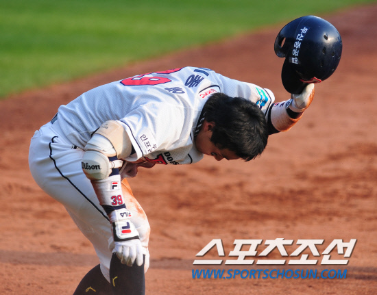 
	����������

2010�� 10�� 10��

10�� ��ǿ��� ���� �Ｚ�� �λ��� �÷��̿��� 3�������� 4ȸ�� 2�� 3�缭 �׸����� �ַ��÷��̷� ����Ÿ�� ������Ų �λ� �������� ������� ���� ġ�� �⻵�ϰ� �ִ�.

���= ���� ���� kyungmin@sportschosun.com


