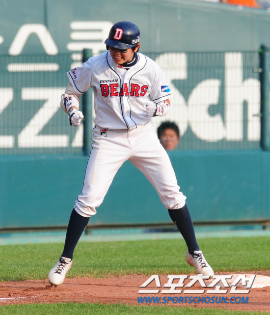 
	����������

2010�� 10�� 10��

10�� ��ǿ��� ���� �Ｚ�� �λ��� �÷��̿��� 3�������� 4ȸ�� 3��Ÿ�� ������ ���� �λ� �������� ȯȣ�ϰ� �ִ�.

���= ���� ���� kyungmin@sportschosun.com


