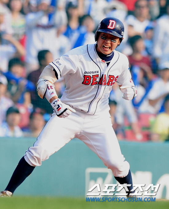 
	2010,10,10

PO3���� �λ�-�Ｚ

8�� ������ PO3�������� �λ� �������� ũ�� �� ���ߴ�. �������� 4-2�� ������ �ִ� 4ȸ�� 1�� 1,2�翡�� 2Ÿ�� ���� 3��Ÿ�� �� ������ ������ �������. 3�翡�� ȯȣ�ϴ� �������� ����� �λ����̴�.

���=������ ���� basser@sportschosun.com


