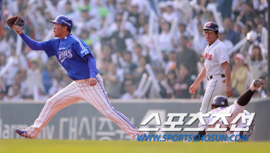 
	2010.10.10/

10�� ��ǿ��� ���ξ߱� �÷��̿��� 3���� �Ｚ-�λ� ��Ⱑ ���ȴ�. �λ� 4�� 2�� 3�翡�� �������� ���� ���� Ÿ���� ġ�� 1�翡�� �����̵� �������ǰ� �ִ�.

���=������ ���� songs@sportschosun.com


