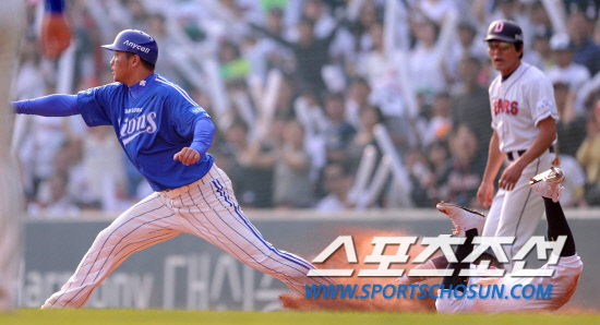 
	2010.10.10/

10�� ��ǿ��� ���ξ߱� �÷��̿��� 3���� �Ｚ-�λ� ��Ⱑ ���ȴ�. �λ� 4�� 2�� 3�翡�� �������� ���� ���� Ÿ���� ġ�� 1�翡�� �����̵� �������ǰ� �ִ�.

���=������ ���� songs@sportschosun.com


