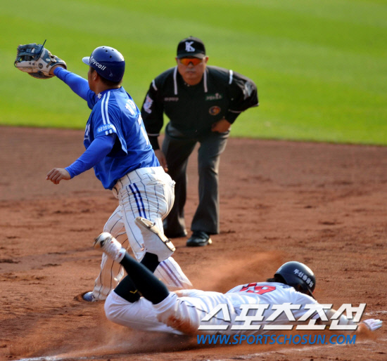 
	10�� ��ǿ��� ���� �Ｚ�� �λ��� �÷��̿��� 3���� �λ��� 4ȸ�� ���� 2�� 3�翡�� �������� ���� ������ ġ�� ����۽�Ʈ �����̵����� 1�翡�� ������ �ǰ� �ִ�. 3�� ���� �������� ������ ���� �λ��� ������ ���� �ߴ�.

���=������ ����rainmaker@sportschosun.com


