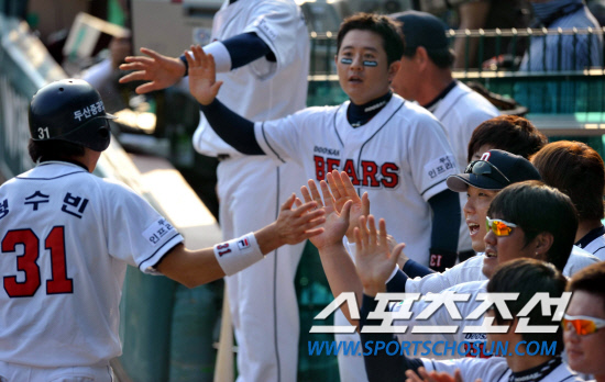 
	10�� ��ǿ��� ���� �Ｚ�� �λ��� �÷��̿��� 3���� �λ��� 4ȸ�� ���� 2�� 3�翡�� �������� ���߾�Ÿ�� ���� ������ �ø� �������� ������� ���ϸ� �ް� �ִ�.

���=������ ����rainmaker@sportschosun.com


