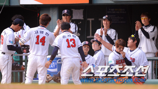 
	2010.10.10/

10�� ��ǿ��� ���ξ߱� �÷��̿��� 3���� �Ｚ-�λ� ��Ⱑ ���ȴ�. �λ� 6�� 1�� ���翡�� �������� 1Ÿ�� ��� �ö��̸� ������ ���ƿ����� ������� ���ϸ� �ް� �ִ�.

���=������ ���� songs@sportschosun.com


