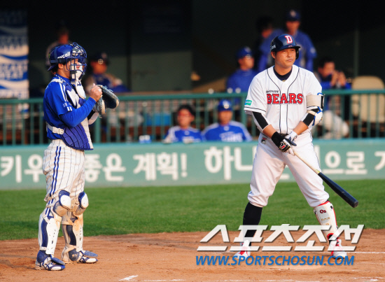 
	����������

2010�� 10�� 10��

10�� ��ǿ��� ���� �Ｚ�� �λ��� �÷��̿��� 3�������� 6ȸ�� �λ� �赿�ְ� ���ǻ籸�� 1�翡 �����ϰ� �ִ�.

���= ���� ���� kyungmin@sportschosun.com


