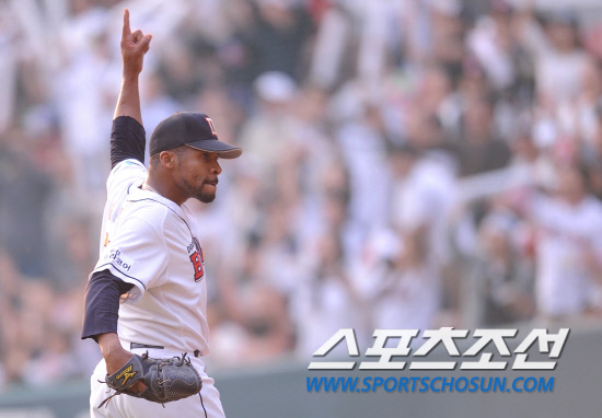 
	2010.10.10/

10�� ��ǿ��� ���ξ߱� �÷��̿��� 3���� �Ｚ-�λ� ��Ⱑ ���ȴ�. �λ� �зе尡 7ȸ�� 2�翡�� ä������ �ܾ� �ö��̷� ��Ƴ��� ���� ��� �⻵�ϰ� �ִ�.

���=������ ���� songs@sportschosun.com


