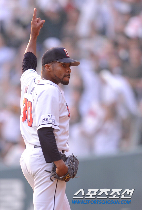 
	2010.10.10/

10�� ��ǿ��� ���ξ߱� �÷��̿��� 3���� �Ｚ-�λ� ��Ⱑ ���ȴ�. �λ� �зе尡 7ȸ�� 2�翡�� ä������ �ܾ� �ö��̷� ��Ƴ��� ���� ��� �⻵�ϰ� �ִ�.

���=������ ���� songs@sportschosun.com


