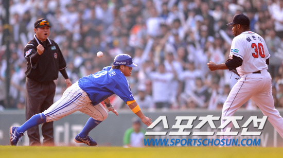 
	2010.10.10/

10�� ��ǿ��� ���ξ߱� �÷��̿��� 3���� �Ｚ-�λ� ��Ⱑ ���ȴ�. �Ｚ 7ȸ ���� 1�翡�� �������� ���� ���� Ÿ���� 1�� ���� �ڼ����� �±� �ƿ��� ���� 1��� �ͷ��ϴ� ��Ȳ���� ���̽��� ���� ���� ������ ����� '������Ʈ' �ƿ��� �ǰ� �ִ�.

���=������ ���� songs@sportschosun.com


