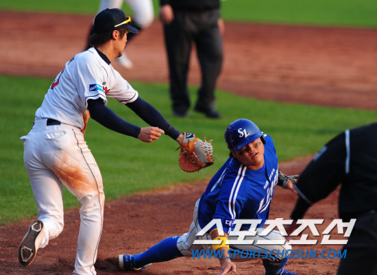 
	����������

2010�� 10�� 10��

10�� ��ǿ��� ���� �Ｚ�� �λ��� �÷��̿��� 3�������� 7ȸ�� ���� 1�缭 �Ｚ �ڼ����� �������� 1��� �� ������ ������ϰ� �ִ�.

���= ���� ���� kyungmin@sportschosun.com


