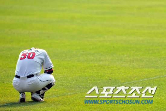 
	�λ� �������� ����Ʈ���� �־��� �÷��̾�� �̸��� �÷��� �� �� ����. ���Խ��𿡴� ���� ���� ����Ʈ���� �Ǹ� ���� �ߴ� �������� �ý��� �� �ǿ��� �̾�� �ִ�. �Ｚ�� �÷��̿��� 3���� 3ȸ 1�� 1,3�� �������� ����Ÿ�� ģ �������� ���� �������� ���� �ӿ� ��ٷ� ��ü�Ǵ� ���� ���ߴ�.

���=������ ����rainmaker@sportschosun.com


