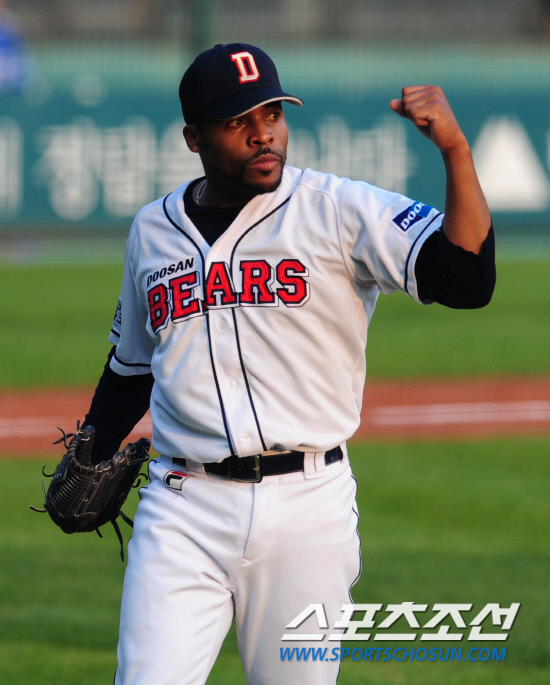 
	����������

2010�� 10�� 10��

10�� ��ǿ��� ���� �Ｚ�� �λ��� �÷��̿��� 3�������� 7ȸ�� �Ｚ ä������ Ÿ���� ���ͼ� �������� ������ ��Ƴ��� ���� �зе尡 �ָ��� �Ҳ� ��� �ִ�.

���= ���� ���� kyungmin@sportschosun.com


