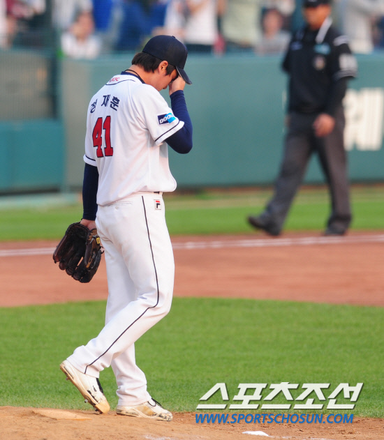 
	����������

2010�� 10�� 10��

10�� ��ǿ��� ���� �Ｚ�� �λ��� �÷��̿��� 3�������� 8ȸ �Ｚ �����ƿ��� Ȩ���� ����� �λ� �������� ������ ������ �ִ�.

���= ���� ���� kyungmin@sportschosun.com


