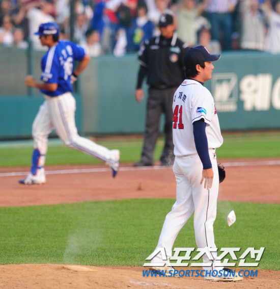 
	����������

2010�� 10�� 10��

10�� ��ǿ��� ���� �Ｚ�� �λ��� �÷��̿��� 3�������� 8ȸ �Ｚ �����ƿ��� Ȩ���� ����� �λ� �������� ������ �ܾ߸� �ٶ󺸰� �ִ�.

���= ���� ���� kyungmin@sportschosun.com


