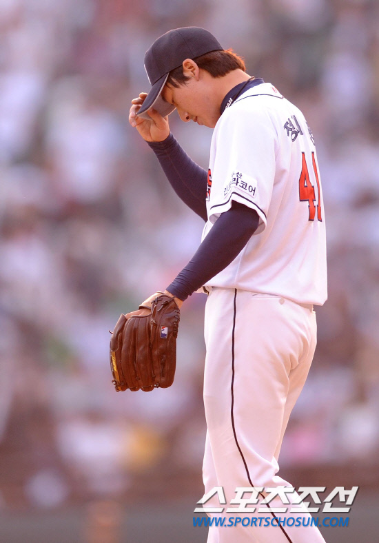 
	2010.10.10/

�λ� �������� ���ξ߱� �÷��̿��� 3���� �Ｚ-�λ� ��⿡�� 8ȸ�� �Ｚ �����ƿ��� ��� �ַ� Ȩ���� ����ϰ� �ִ�. Ȩ���� ����ϰ� ������ ������ �ִ� ������. 

���=������ ���� songs@sportschosun.com


