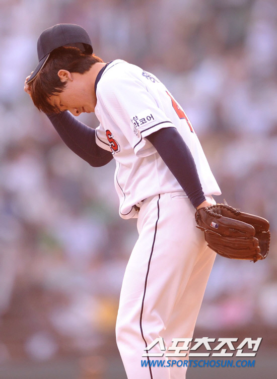 
	2010.10.10/

�λ� �������� ���ξ߱� �÷��̿��� 3���� �Ｚ-�λ� ��⿡�� 8ȸ�� �Ｚ �����ƿ��� ��� �ַ� Ȩ���� ����ϰ� �ִ�. Ȩ���� ����ϰ� ������ ������ �ִ� ������. 

���=������ ���� songs@sportschosun.com


