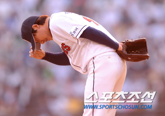 
	2010.10.10/

�λ� �������� ���ξ߱� �÷��̿��� 3���� �Ｚ-�λ� ��⿡�� 8ȸ�� �Ｚ �����ƿ��� ��� �ַ� Ȩ���� ����ϰ� �ִ�. Ȩ���� ����ϰ� ������ ������ �ִ� ������. 

���=������ ���� songs@sportschosun.com


