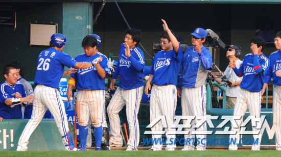 
	����������

2010�� 10�� 10��

10�� ��ǿ��� ���� �Ｚ�� �λ��� �÷��̿��� 3�������� 8ȸ �Ｚ �������� �ַ�Ȩ���� ģ �� ���ƿ����� ������ �������̺긦 ������ �ִ�.

���= ���� ���� kyungmin@sportschosun.com


