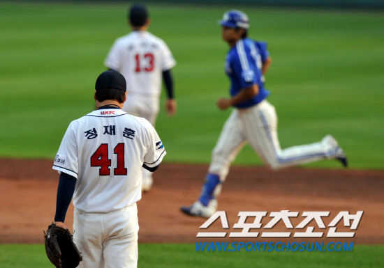 
	10�� ��ǿ��� ���� �Ｚ�� �λ��� �÷��̿��� 3�������� �λ� �������� 8ȸ �Ｚ �����ƿ��� �ַ� Ȩ���� ����ϰ� ������ ������ �ִ�. 

���=������ ����rainmaker@sportschosun.com


