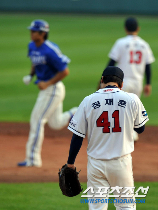 
	10�� ��ǿ��� ���� �Ｚ�� �λ��� �÷��̿��� 3�������� �λ� �������� 8ȸ �Ｚ �����ƿ��� �ַ� Ȩ���� ����ϰ� ������ ������ �ִ�. 

���=������ ����rainmaker@sportschosun.com


