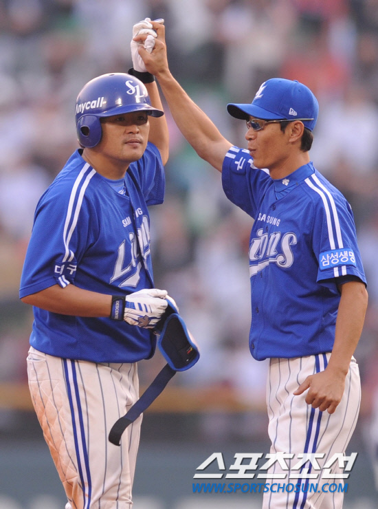 
	2010.10.10/

���ξ߱� �÷��̿��� 3���� �Ｚ-�λ� ���, 8ȸ�� 2�� 1�翡�� �Ｚ �����̰� ���� 1Ÿ�� 2��Ÿ�� ġ�� 2�翡�� ����� ��ġ�� �������̺긦 ������ �ִ�. 

���=������ ���� songs@sportschosun.com


