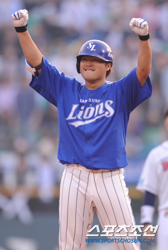 
	2010.10.10/

���ξ߱� �÷��̿��� 3���� �Ｚ-�λ� ���, 8ȸ�� 2�� 1�翡�� �Ｚ �����̰� ���� 1Ÿ�� 2��Ÿ�� ġ�� 2�翡�� ȯȣ�ϰ� �ִ�. 

���=������ ���� songs@sportschosun.com


