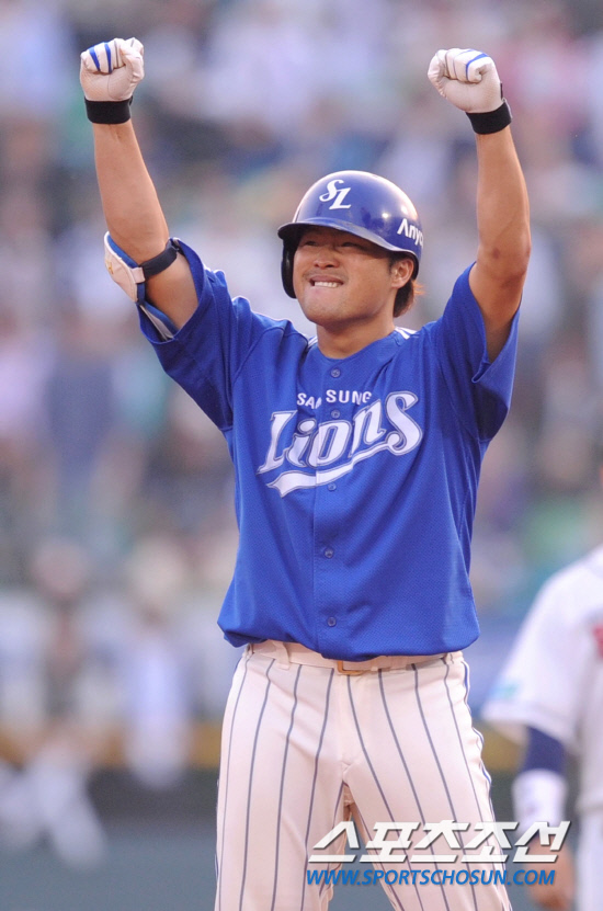 
	2010.10.10/

���ξ߱� �÷��̿��� 3���� �Ｚ-�λ� ���, 8ȸ�� 2�� 1�翡�� �Ｚ �����̰� ���� 1Ÿ�� 2��Ÿ�� ġ�� 2�翡�� ȯȣ�ϰ� �ִ�. 

���=������ ���� songs@sportschosun.com


